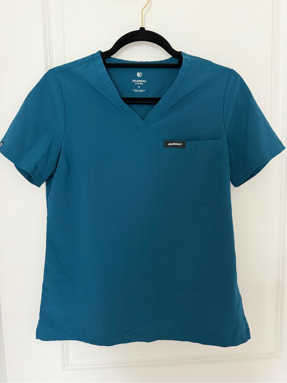 Jaanuu women’s rhena 1 pocket scrub top Caribbean blue